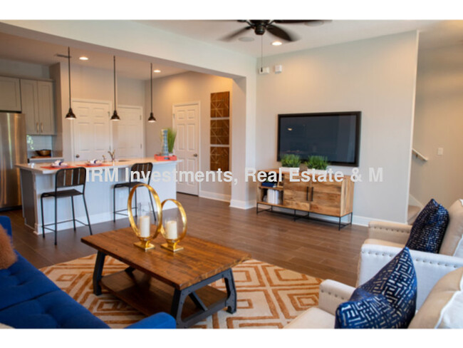 Building Photo - 2 bed 2.5 bath townhome 2 car garage