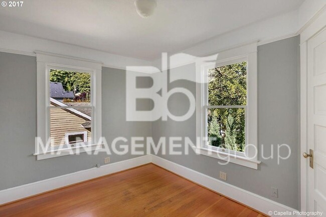 Building Photo - Johns Landing - Charming Home Near Downtown Portland. Large Gourmet Kitchen!