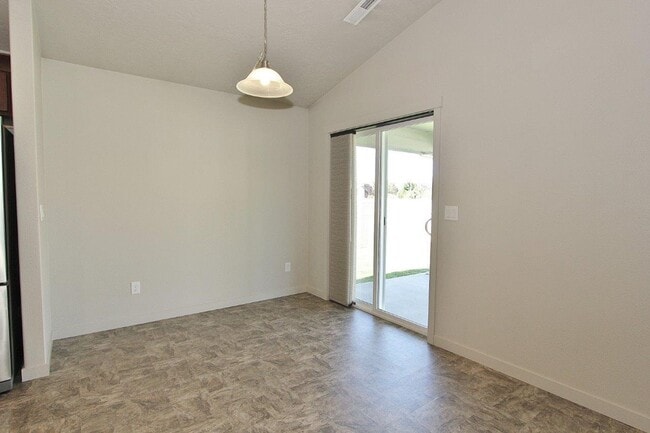 Building Photo - Immaculate Single-Level Home