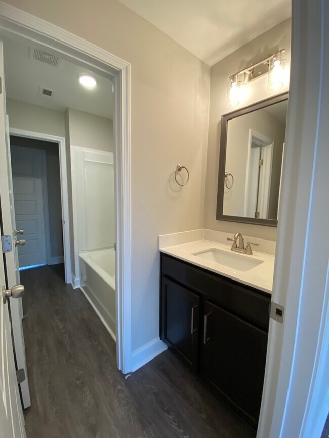 Building Photo - 1031 Glenkirk Dr