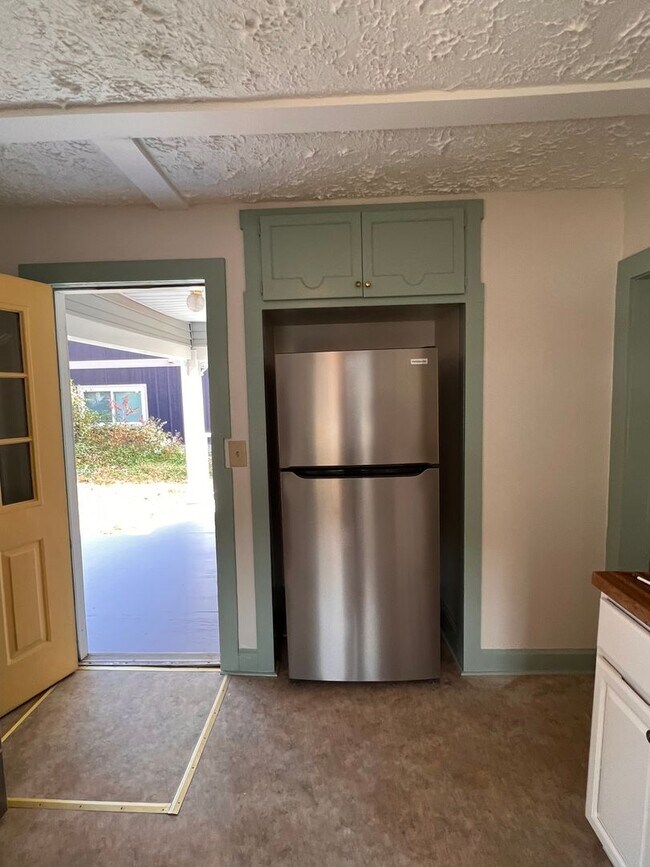 Building Photo - Oakley/Biltmore 3 Bedrooms/1 Bathroom!