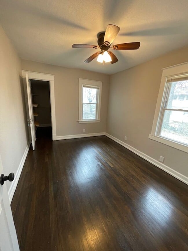 Building Photo - 3bd/1ba Home, Large Yard!! Half off 2nd Mo...