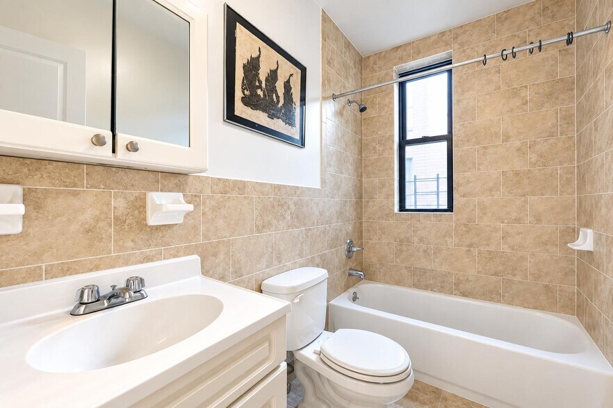 Building Photo - 850 W 176th St