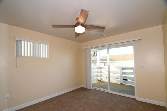 Building Photo - 571 Moss St