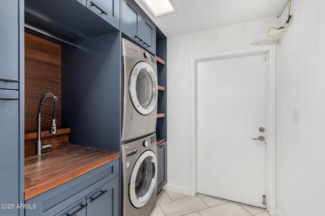 Building Photo - 9245 E Laurel Ln