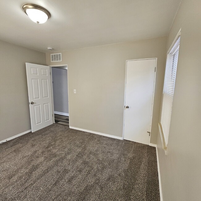 Building Photo - 3 Bedroom, 1 Bath Ranch w/ Fresh Updates Throughout. Spacious Living Room w/ New Laminate Floorin...