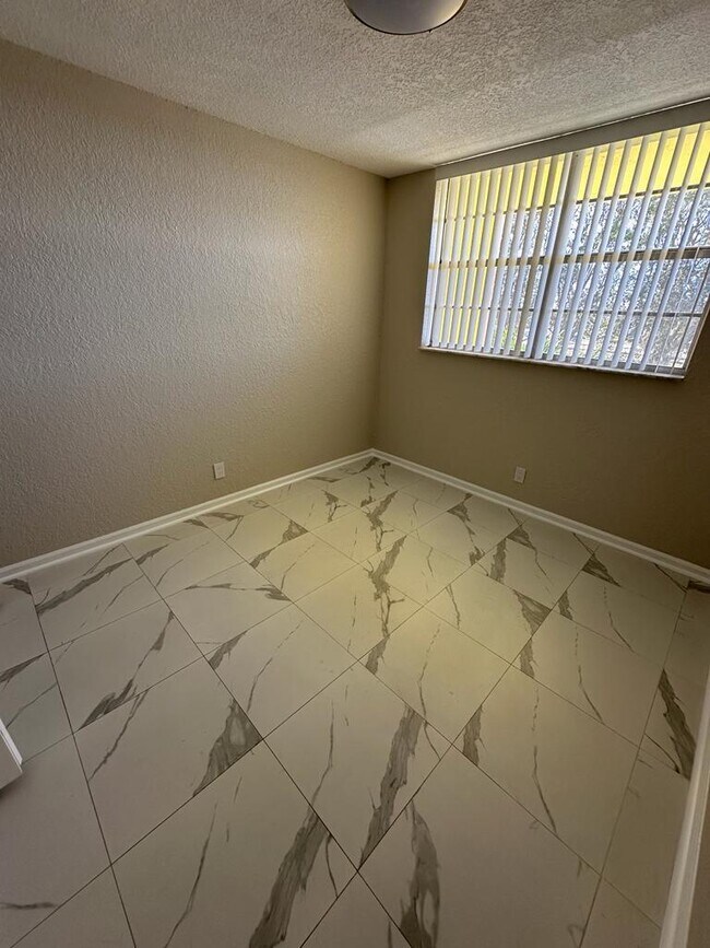 Building Photo - 9949 Sandalfoot Blvd