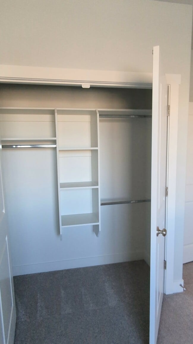 Building Photo - 1561 110