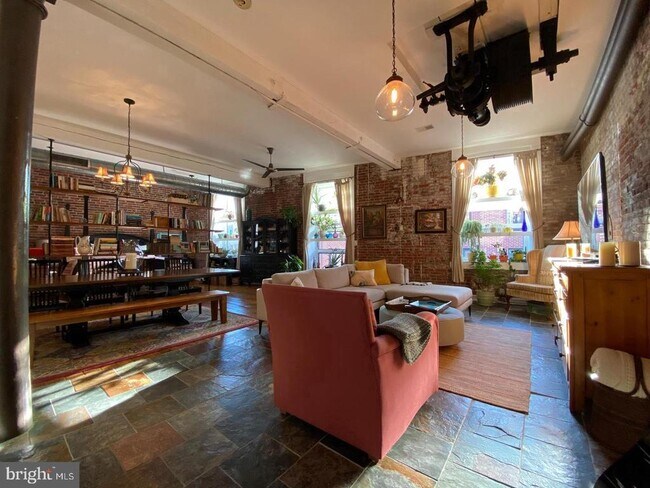 Building Photo - 828 N Hancock St