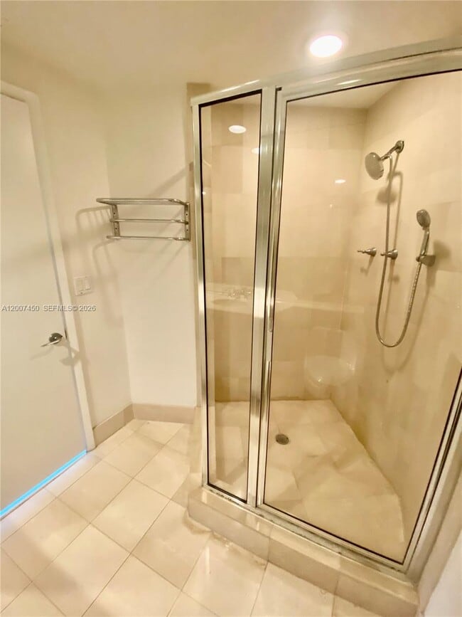 Building Photo - 300 South Pointe Dr