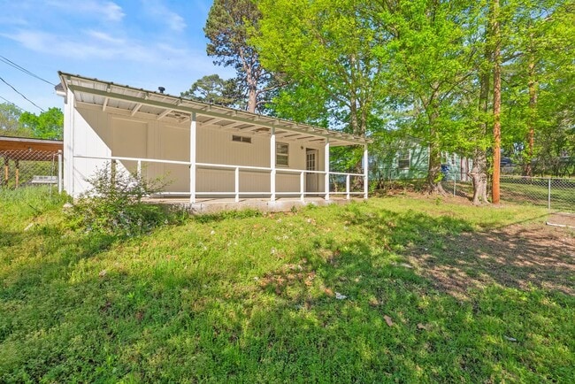 Building Photo - 715 Oakwood