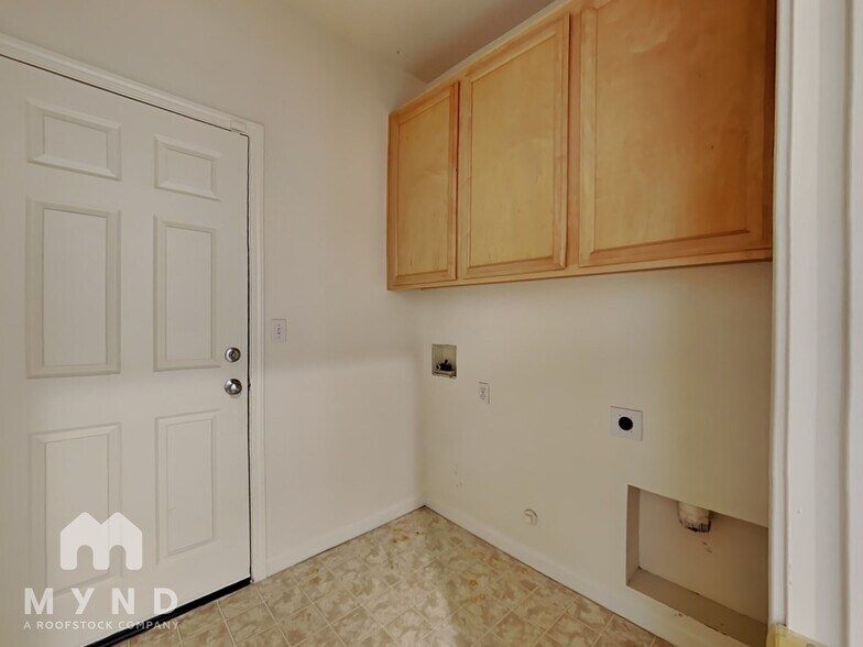 Building Photo - 10114 Upshaw Way