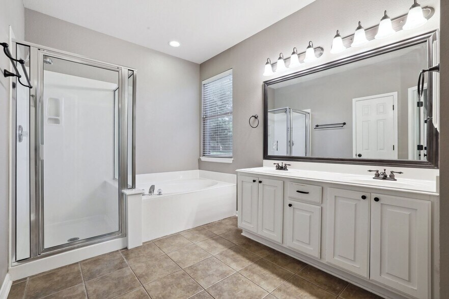 Building Photo - 3700 Harvey Penick Dr