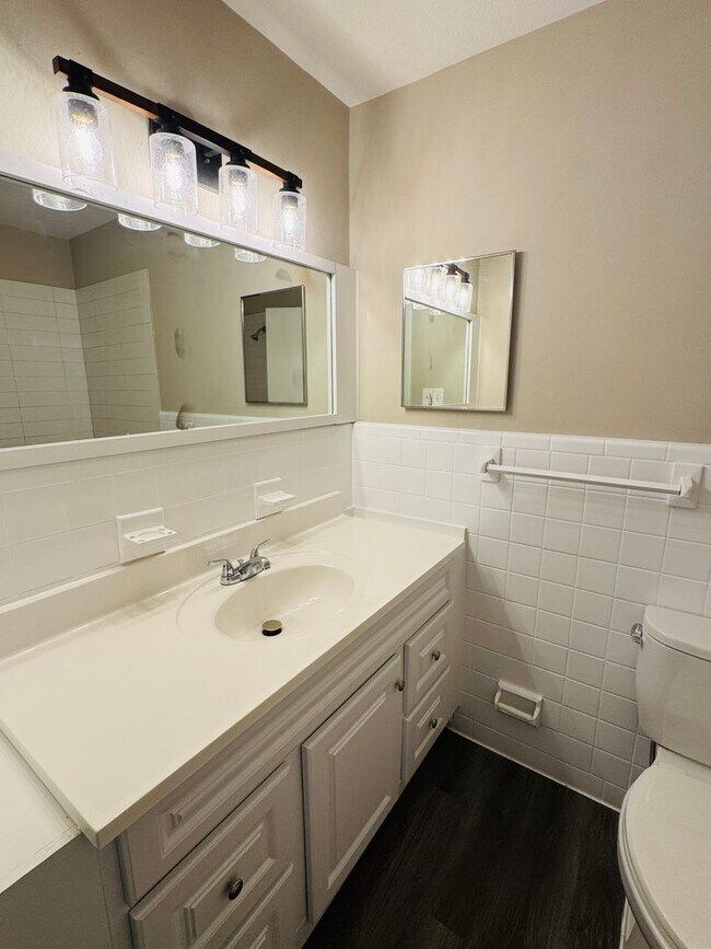 Building Photo - Freshly Renovated 4-Bedroom Retreat!