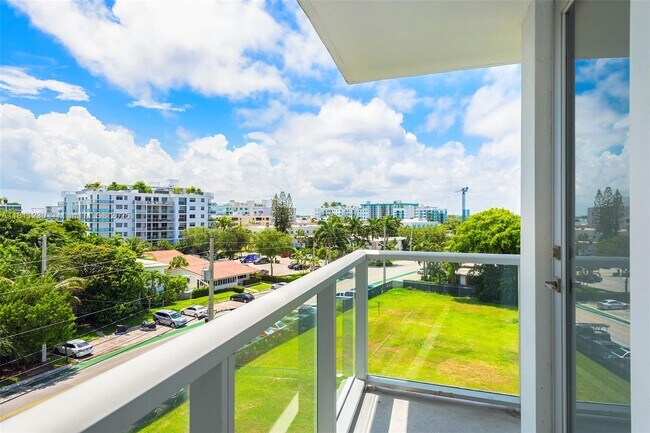 Building Photo - 9901 E Bay Harbor Dr