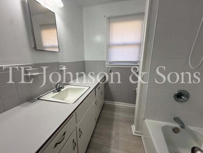 Building Photo - Cozy Single-Story Duplex Living on Raeford Ave