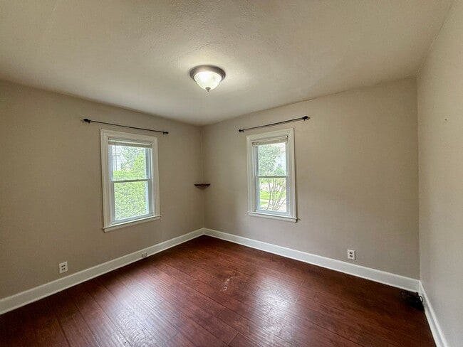 Building Photo - Lower 2 bedroom near Downtown Beloit