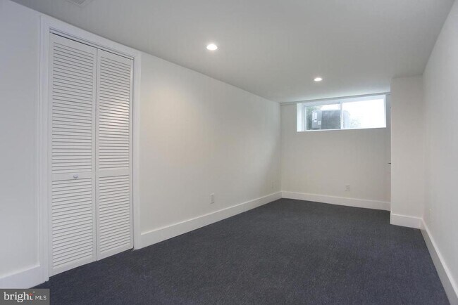 Building Photo - 5844 Fernwood St