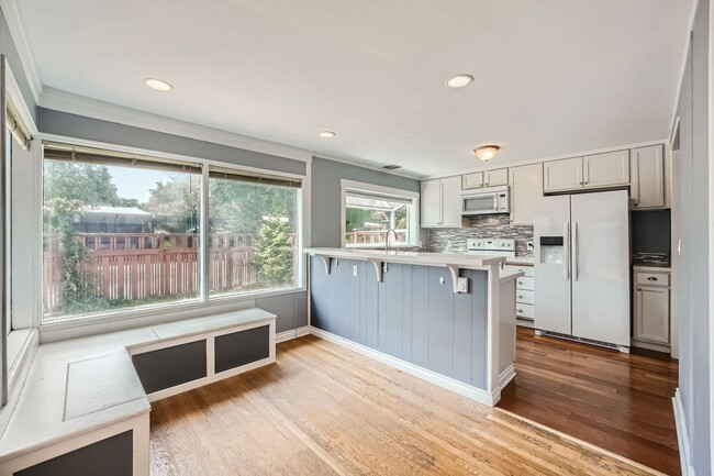 Building Photo - Ideally Located 3 Bed 2 Bath Lake Forest P...