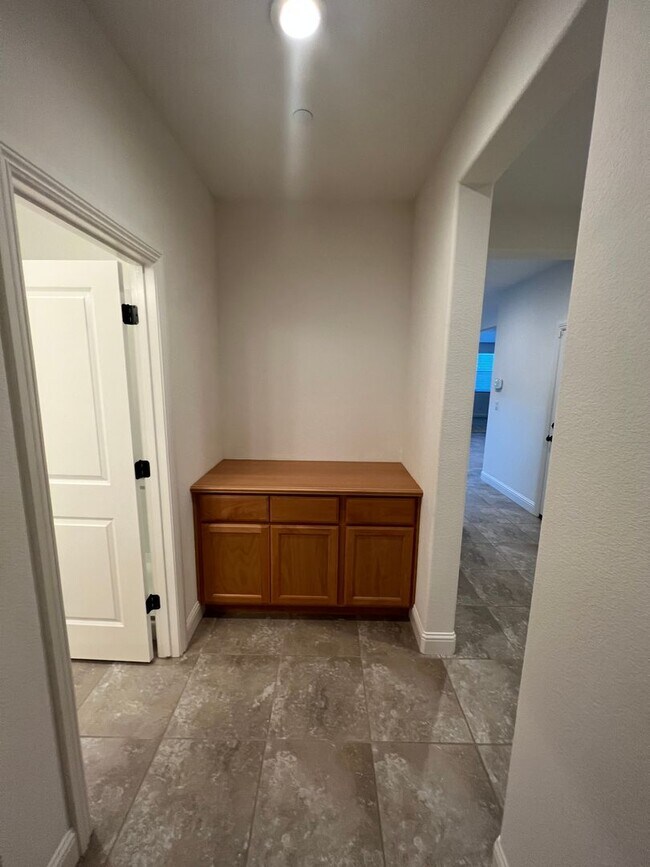 Building Photo - Spacious 4 Bedroom Home with Downstairs Bedroom and Upstairs Loft in Whitney Ranch Rocklin