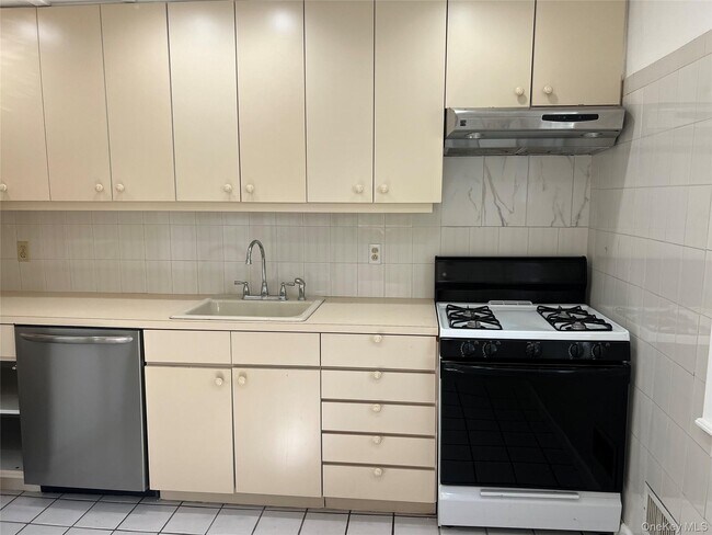 Building Photo - 16-05 Bell Blvd