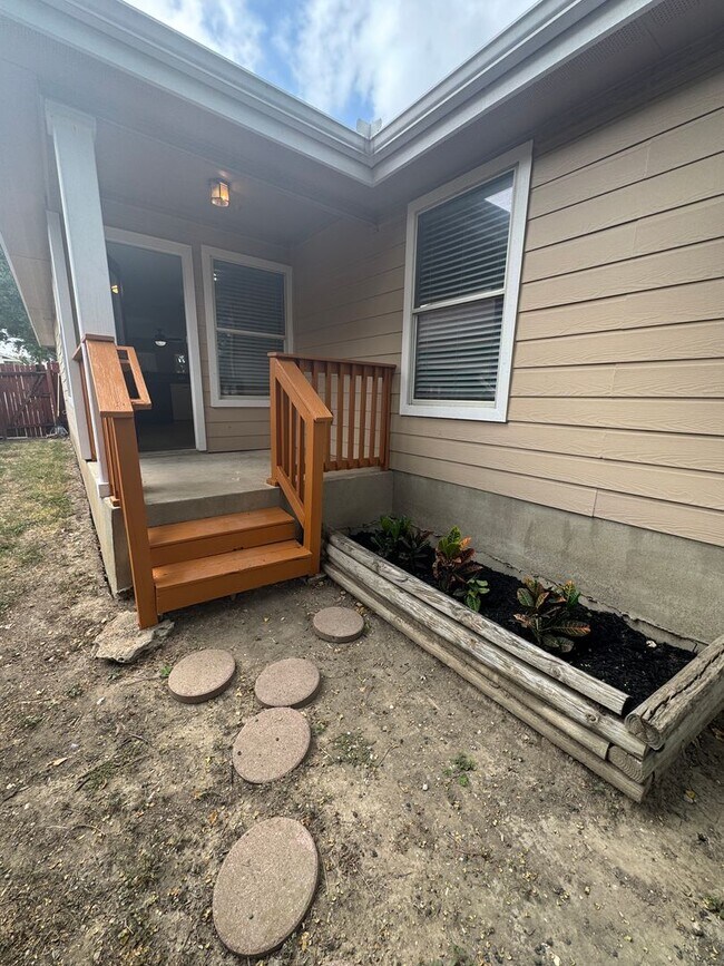 Building Photo - COMFORTABLE HOME | SINGLE STORY  |  CLOSE TO HWY 151 & 410 | SHOPPING & RESTAURANTS