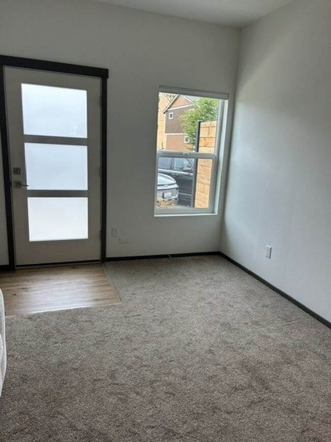 Building Photo - Windergreen Townhome