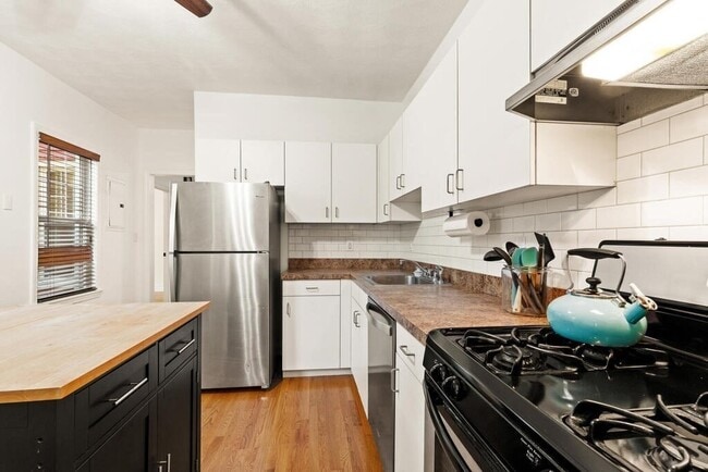 Building Photo - 166 Brooks St