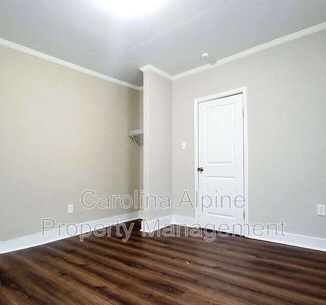 Building Photo - 2037 Pine Dr