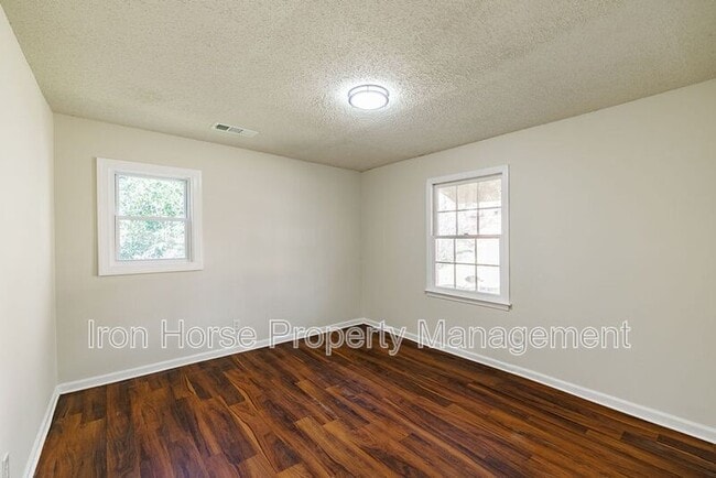 Building Photo - 414 W Richland Ave