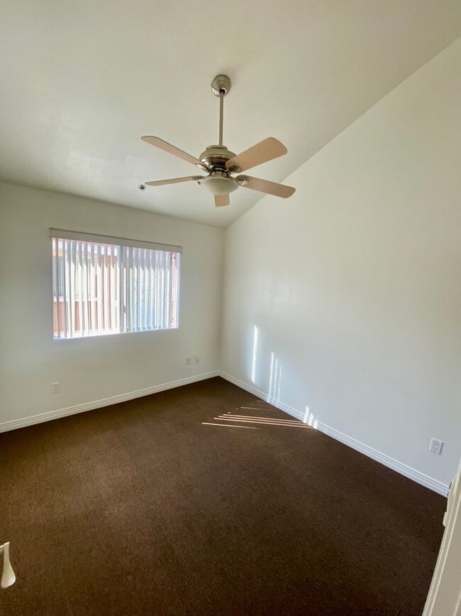 Building Photo - Spacious 4 Bed, 3 Bath Townhouse in Torran...