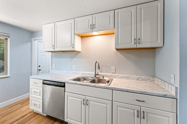 Building Photo - 3512 W Berry Dr