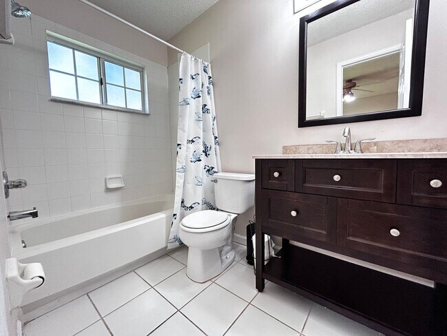 Building Photo - 4 Bed 3 Bath Home. Over 2,400 sqft Near Jacksonville Beach. Amenities, Bonus Room, Guarded Gate. ...