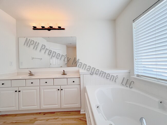 Building Photo - 11726 Kingwood Ct