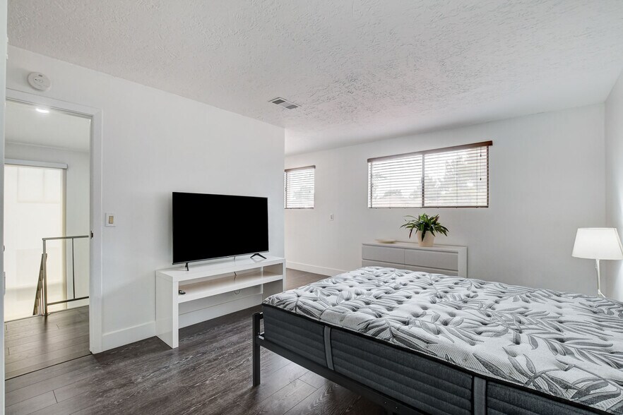 Building Photo - 945 Vegas Valley Dr