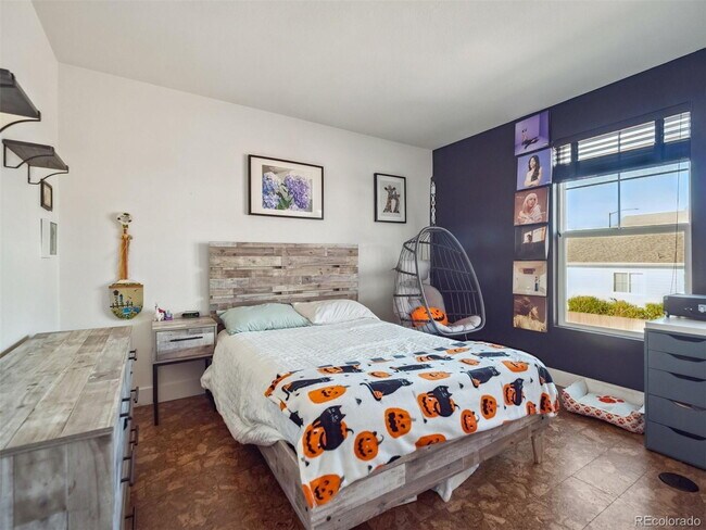 Building Photo - "Charming 3-Bed Sanctuary in Englewood: Spacious 3,089 Sq Ft with 2.5 Baths!"