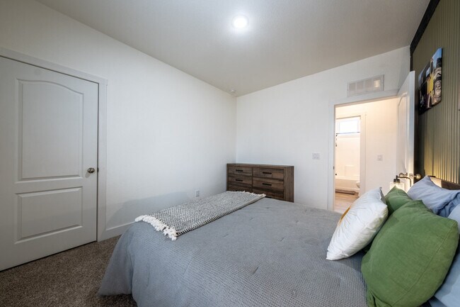 Building Photo - 523 W Vance Dr