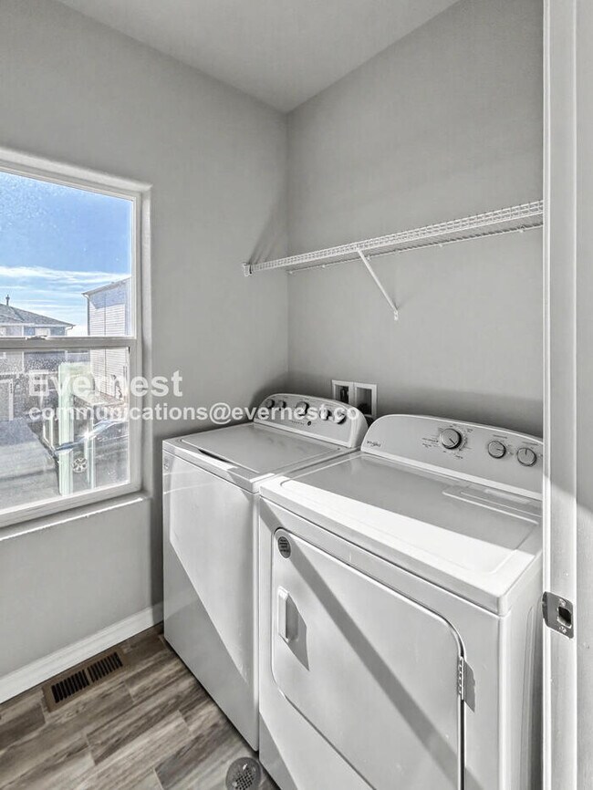 Building Photo - 2 Bed/2 Bath Home with Fenced Yard & Garage / Available Now!