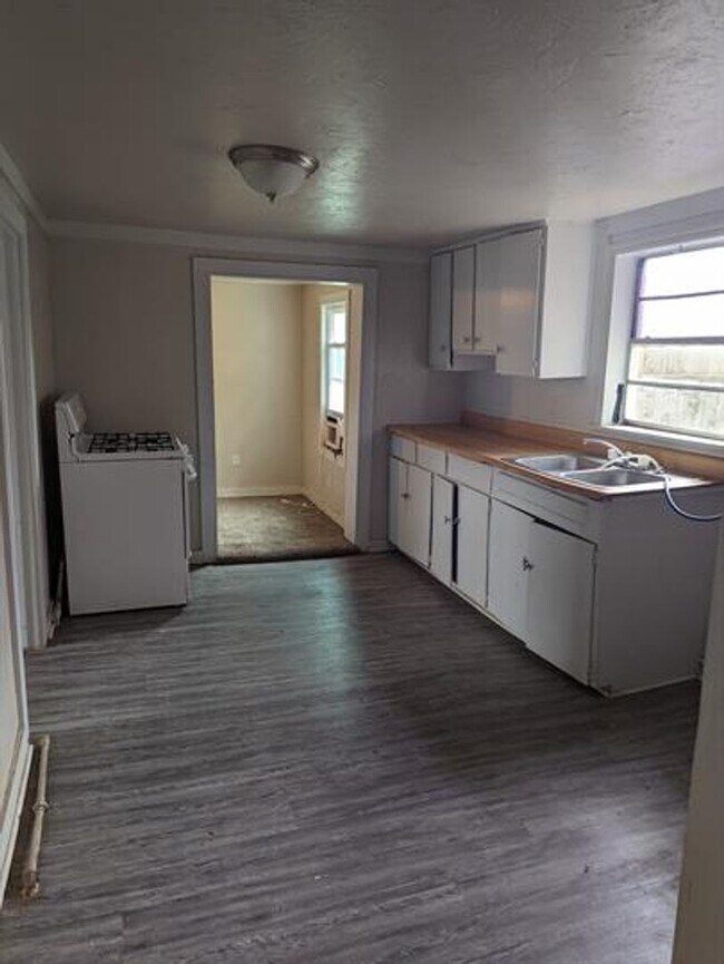 Building Photo - 2 Bed House with Large Yard
