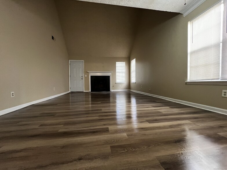 Building Photo - 6635 Meadow Green Cir