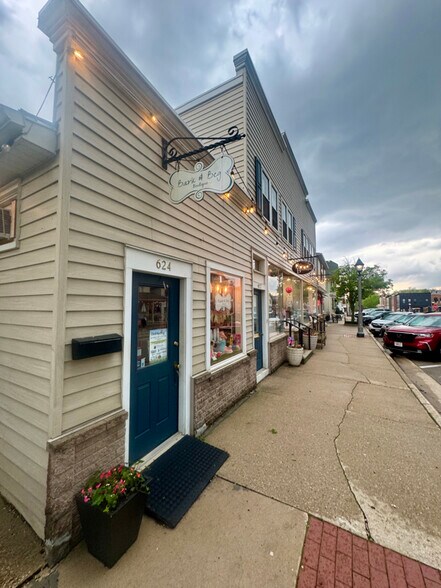 Building Photo - 622 Milwaukee St