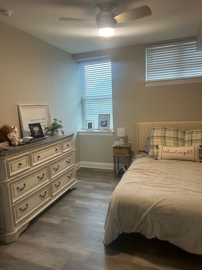 Building Photo - Newly Renovated 1-Bedroom Apartment on Elm...