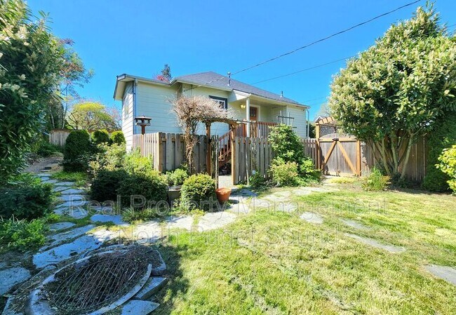 Building Photo - 2115 Oakes Ave