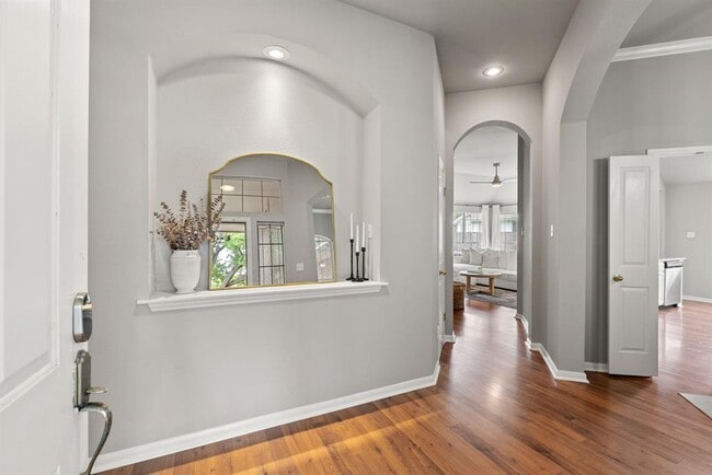 Building Photo - 9305 Donner Ln