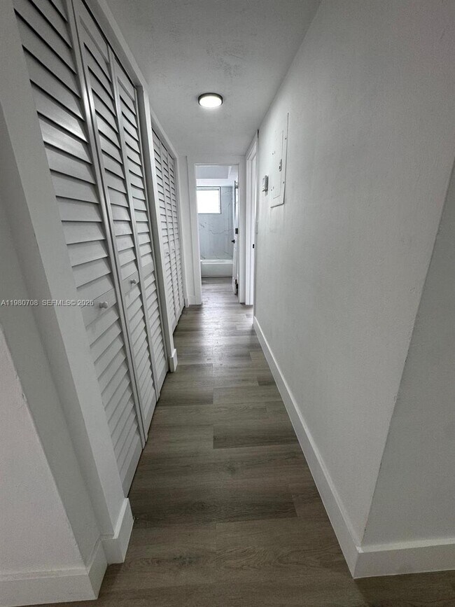 Building Photo - 11840 NE 19th Dr