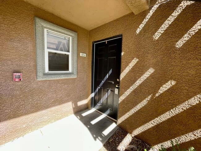 Building Photo - Upgraded Condo Available! Gated Community 1 Bedroom!