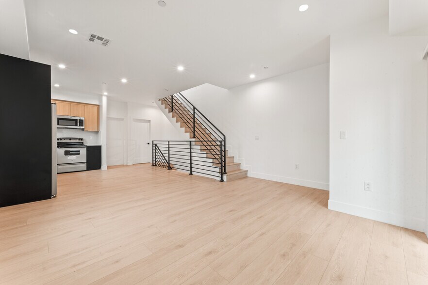 Building Photo - 438 E 28th St