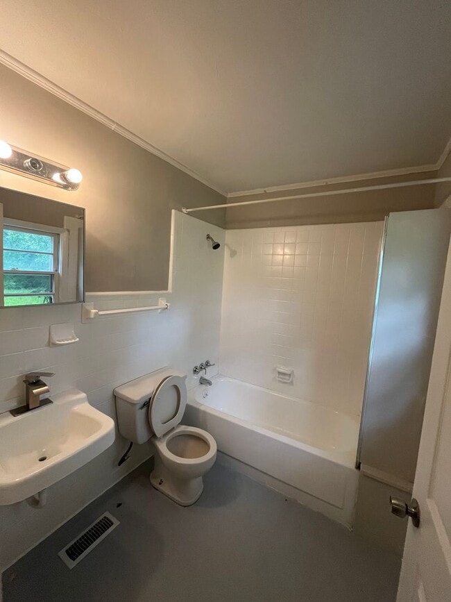 Building Photo - Charming 9 Bedroom Home Located In Raleigh NC!!!