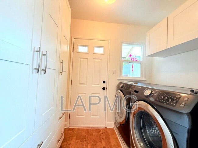 Building Photo - 16457 Gledhill St