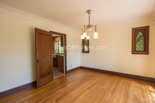 Building Photo - Riverfront Perfection with this Charming 3 Bedroom Lake Oswego Home!
